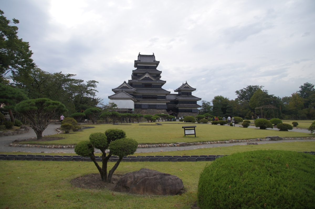 DSC09234 Matsumoto Castle seen across lawns and formal gardens