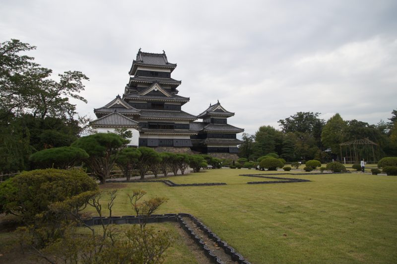 DSC09312 Matsumoto Castle beyond lawns and sculpted shrubs in the castle grounds