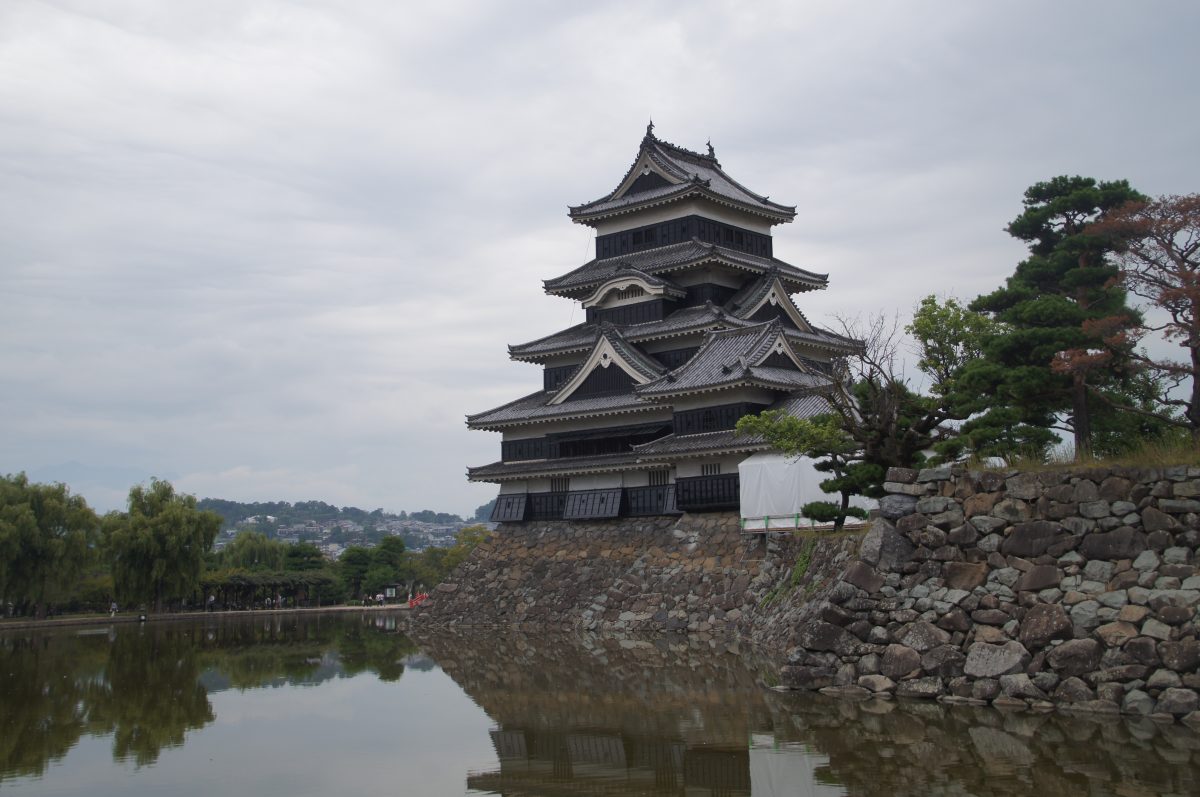 DSC09326 Black keep of Matsumoto Castle beside its stone walls and moat