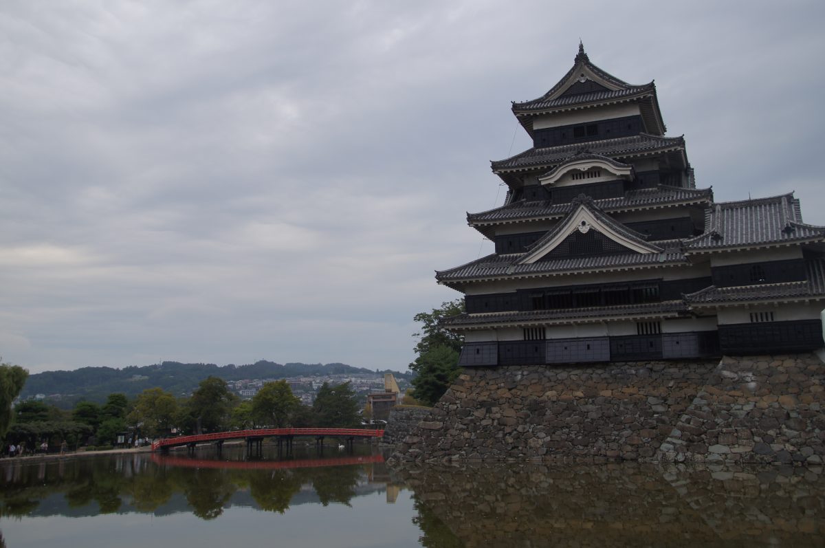 DSC09339 Matsumoto Castle and a red bridge reflected in the surrounding moat