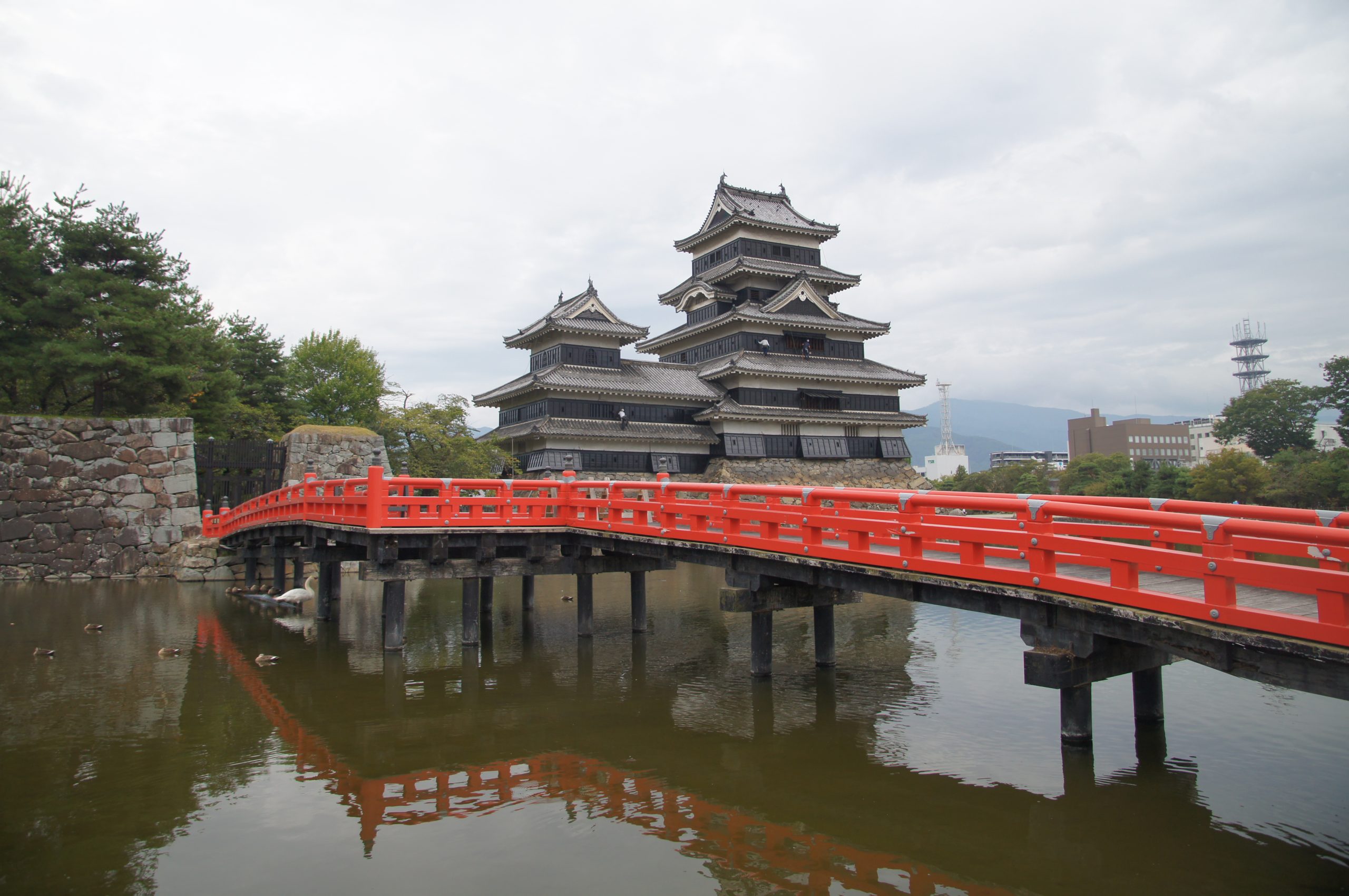DSC09352 scaled Matsumoto Castle behind the vermilion bridge crossing its moat