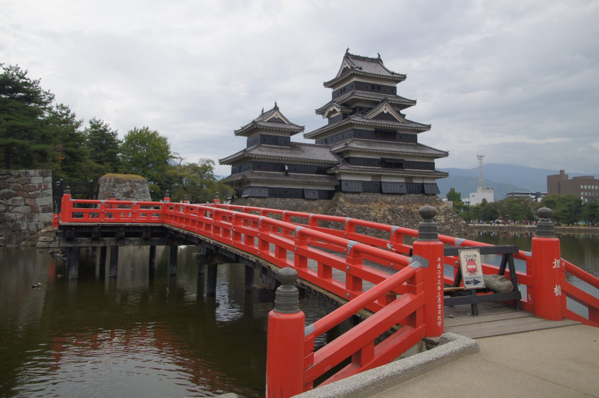 DSC09363 Matsumoto Castle seen beyond a bright red bridge over the moat