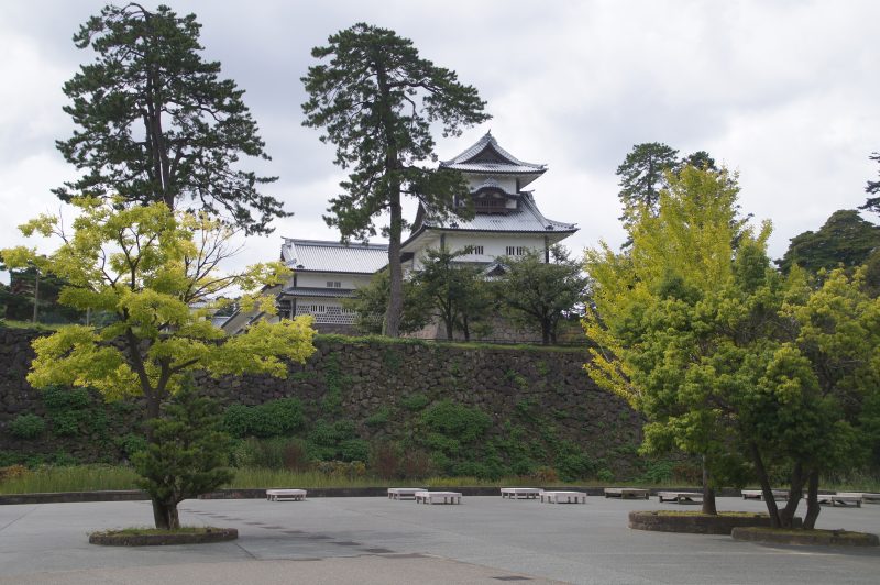DSC09403 White Kanazawa Castle turret framed by trees beside the lawn