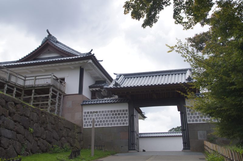 DSC09407 Ishikawa-mon Gate and white castle walls at Kanazawa Castle