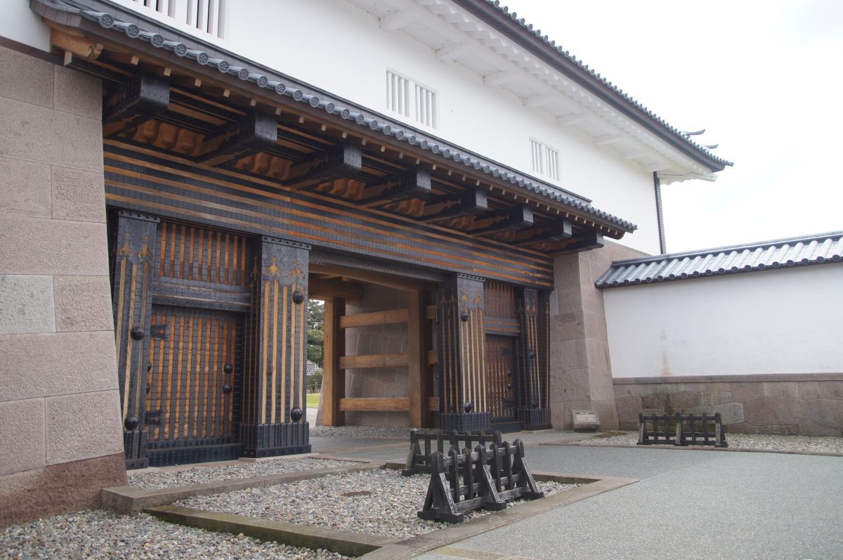 DSC09411 Traditional wooden gatehouse entrance with white walls at Kanazawa Castle
