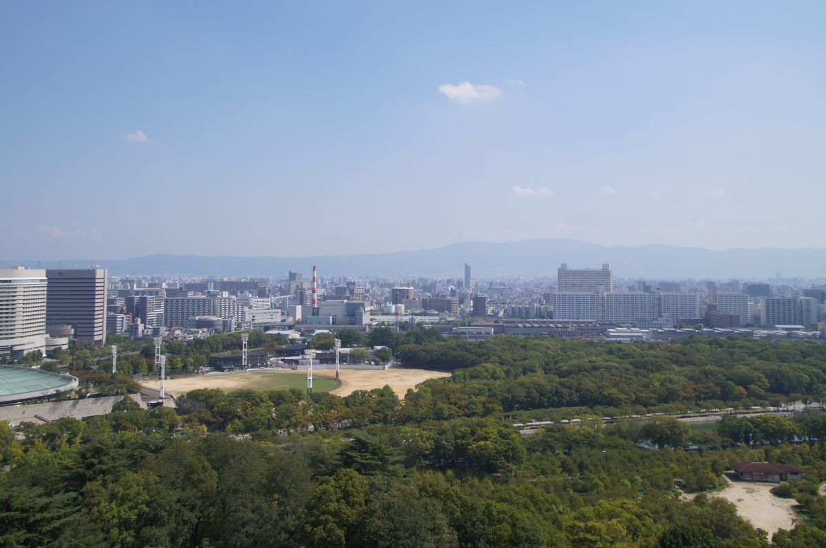 DSC09453 2 Close upward view of Osaka Castle's white walls and green roofs