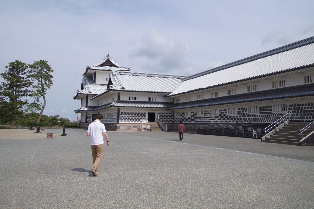 DSC09480 Gary walking towards the reconstructed Hishi-yagura and longhouse at Kanazawa Castle