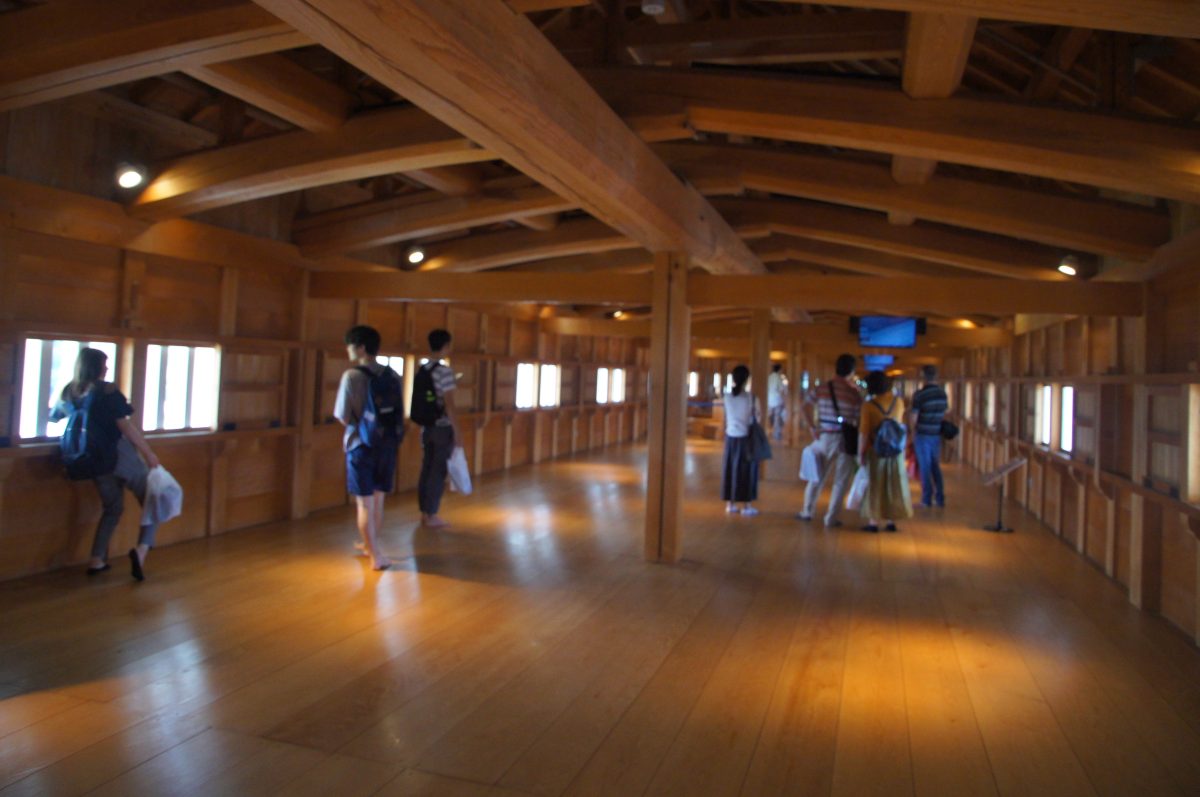 DSC09516 Visitors walking through the long timber interior of Gojikken-nagaya at Kanazawa Castle