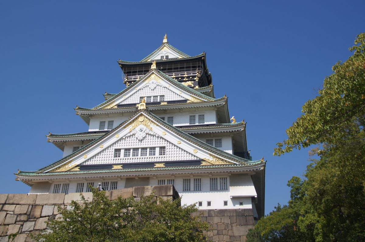 DSC09521 2 Close exterior view of Osaka Castle with white walls, green roofs and gold details