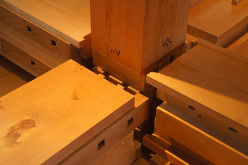 DSC09522 Close view of an interlocking timber joint display at Kanazawa Castle
