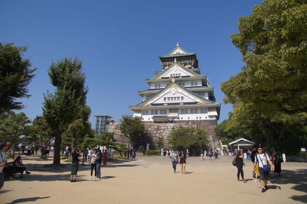 DSC09528 2 Osaka Castle's main keep rising above visitors in the inner grounds