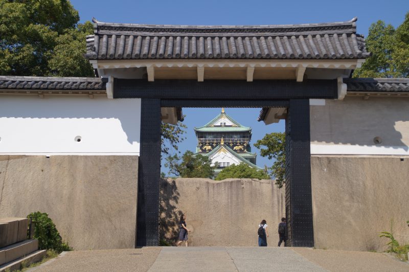 DSC09551 2 Osaka Castle's main keep visible beyond an entrance gate