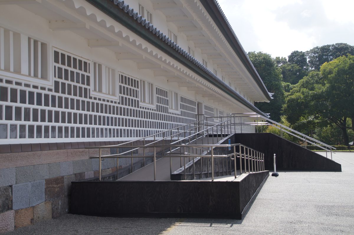 DSC09558 Accessible ramp beside a long white wall at Kanazawa Castle