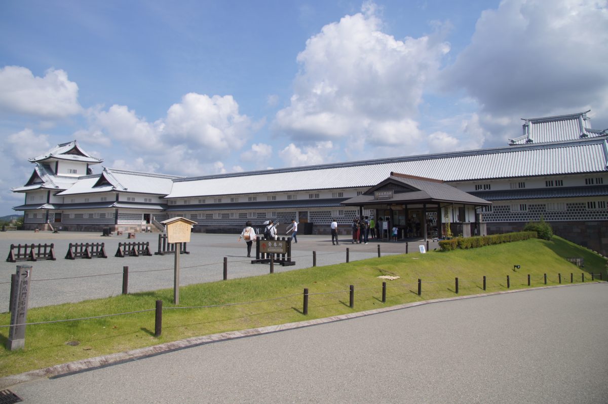 DSC09561 White Kanazawa Castle buildings beside a sunny green lawn