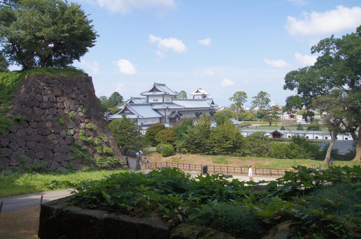 DSC09602 Kanazawa Castle turrets framed by stone walls, trees and greenery