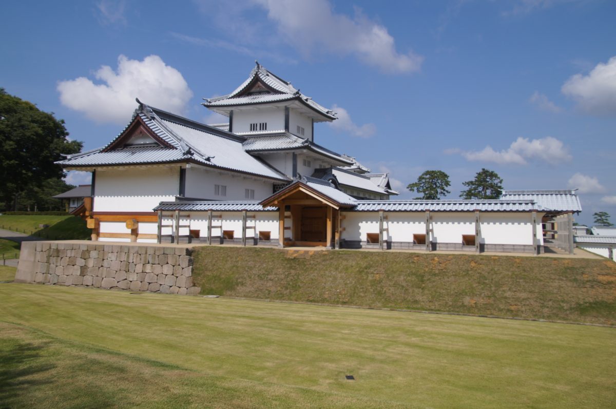 DSC09609 Reconstructed turret and long white longhouse at Kanazawa Castle