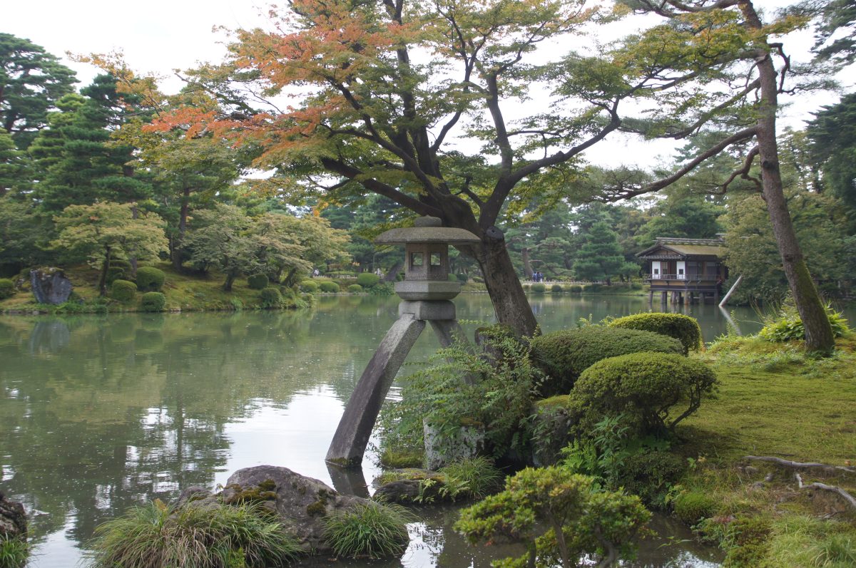 DSC09683 Kotoji-toro lantern beside Kasumigaike Pond at Kenroku-en Garden, Kanazawa
