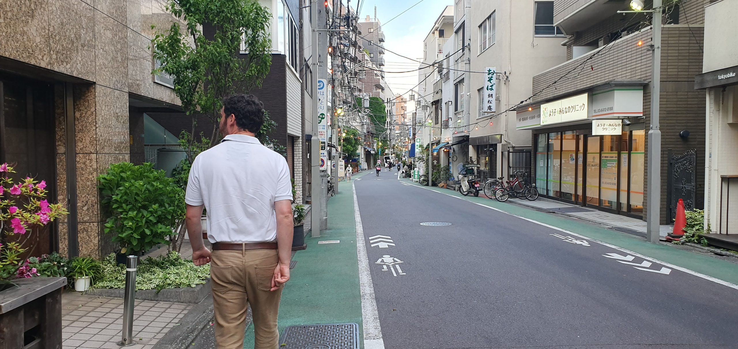 Nakameguro 18 scaled Gary walking along a quiet street of small shops in Nakameguro