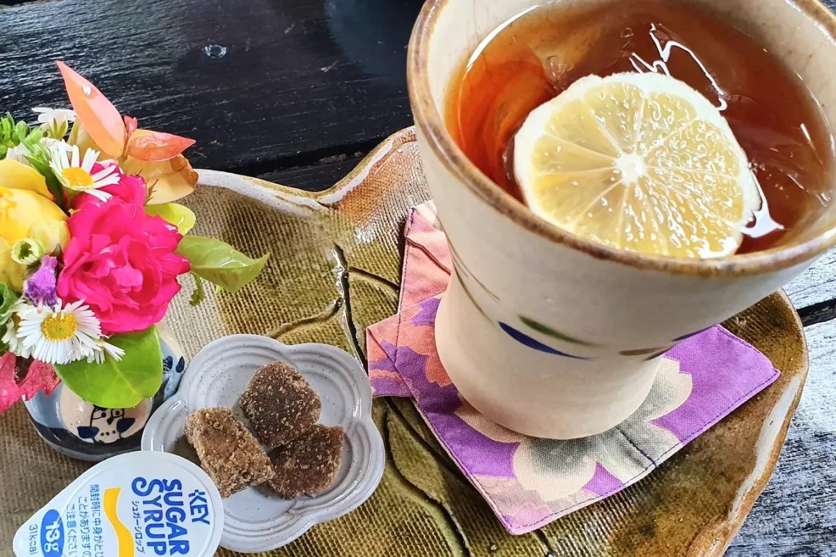 Drinks served beside a small flower arrangement at Pizza in the Sky