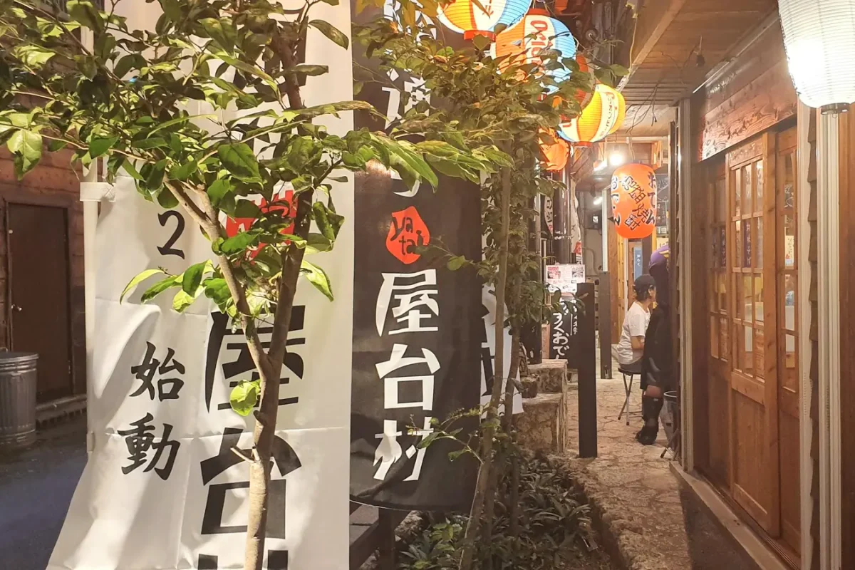 okinawa naha food village entrance 11347 Signs and lanterns at the entrance to Naha food village