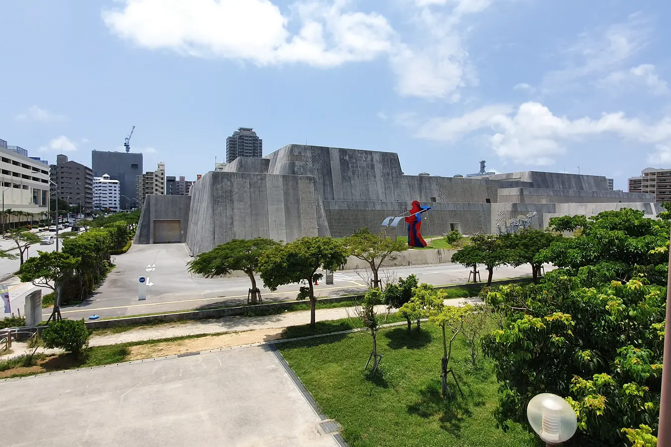 uf 636b5105e3274057 Okinawa Prefectural Museum and the surrounding streets and gardens in Naha