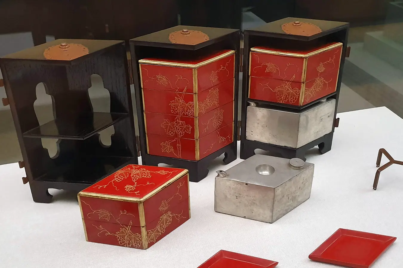 uf 88bafed271ef44f8 Red and black lacquerware boxes displayed at Okinawa Prefectural Museum