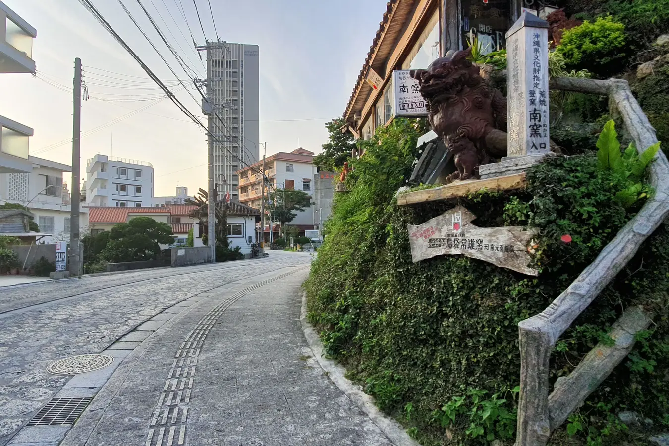 uf bb13865df5e24348 Street and guardian figure in Tsuboya, Okinawa