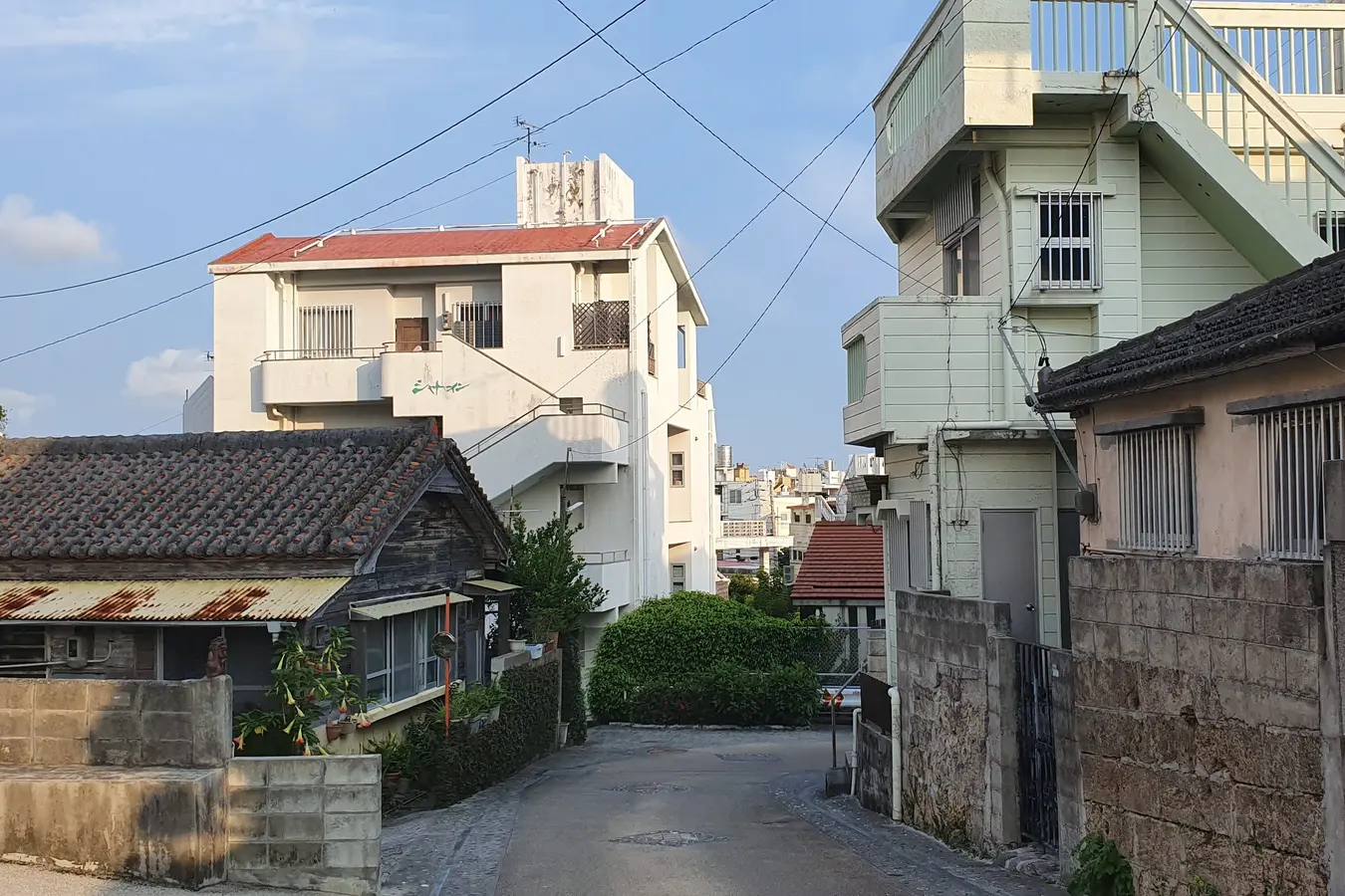 uf c38aaba3c4934f43 Quiet lane and tiled roof in Tsuboya, Okinawa